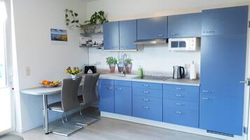 Refrigerador, microondas, parrilla de estufa y cafetera y tetera