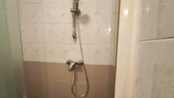 Double Room | Bathroom | Shower, free toiletries