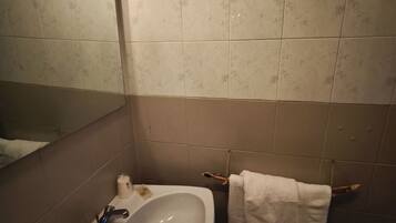 Habitación doble | Baño | Regadera y amenidades de baño gratuitas