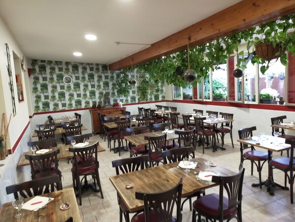 Petit déjeuner et déjeuner servis sur place, spécialités Cuisine locale