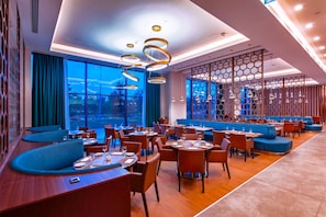 2 restaurants, breakfast served