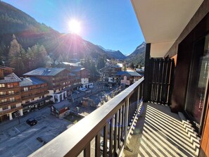 Property grounds - Cozy 4-6 Person Apartment in Ski Resort Center with Balcony and Modern Amenities (Valfréjus)