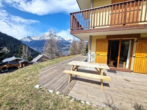 Outdoor dining - Spacious 4-Room Apartment for 6-8, Near Ski Slopes in Modane, France (Valfréjus)