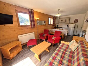 3 bedrooms - Spacious 4-Room Apartment for 6-8, Near Ski Slopes in Modane, France (Valfréjus)