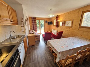 Interior - Spacious 4-Room Apartment for 6-8, Near Ski Slopes in Modane, France (Valfréjus)