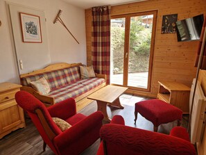 TV - Spacious 4-Room Apartment for 6-8, Near Ski Slopes in Modane, France (Valfréjus)