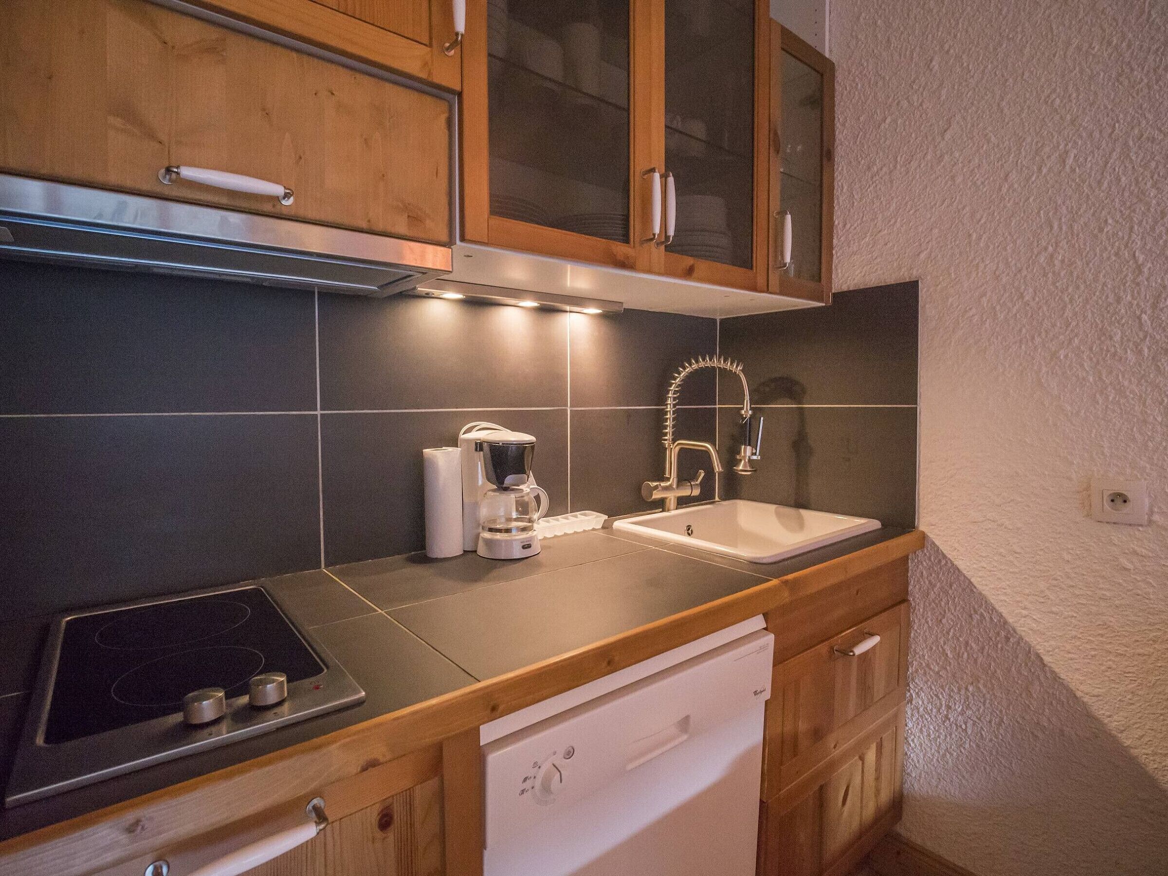 Kühlschrank, Mikrowelle, Herdplatte, Geschirrspüler