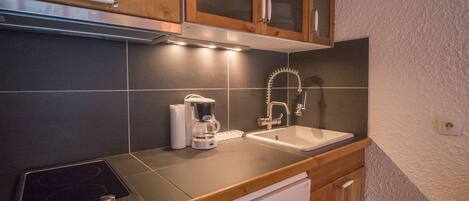 Kühlschrank, Mikrowelle, Herdplatte, Geschirrspüler