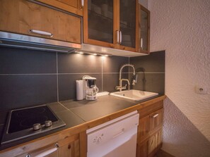 Kylskåp, mikrovågsugn, spishäll och diskmaskin