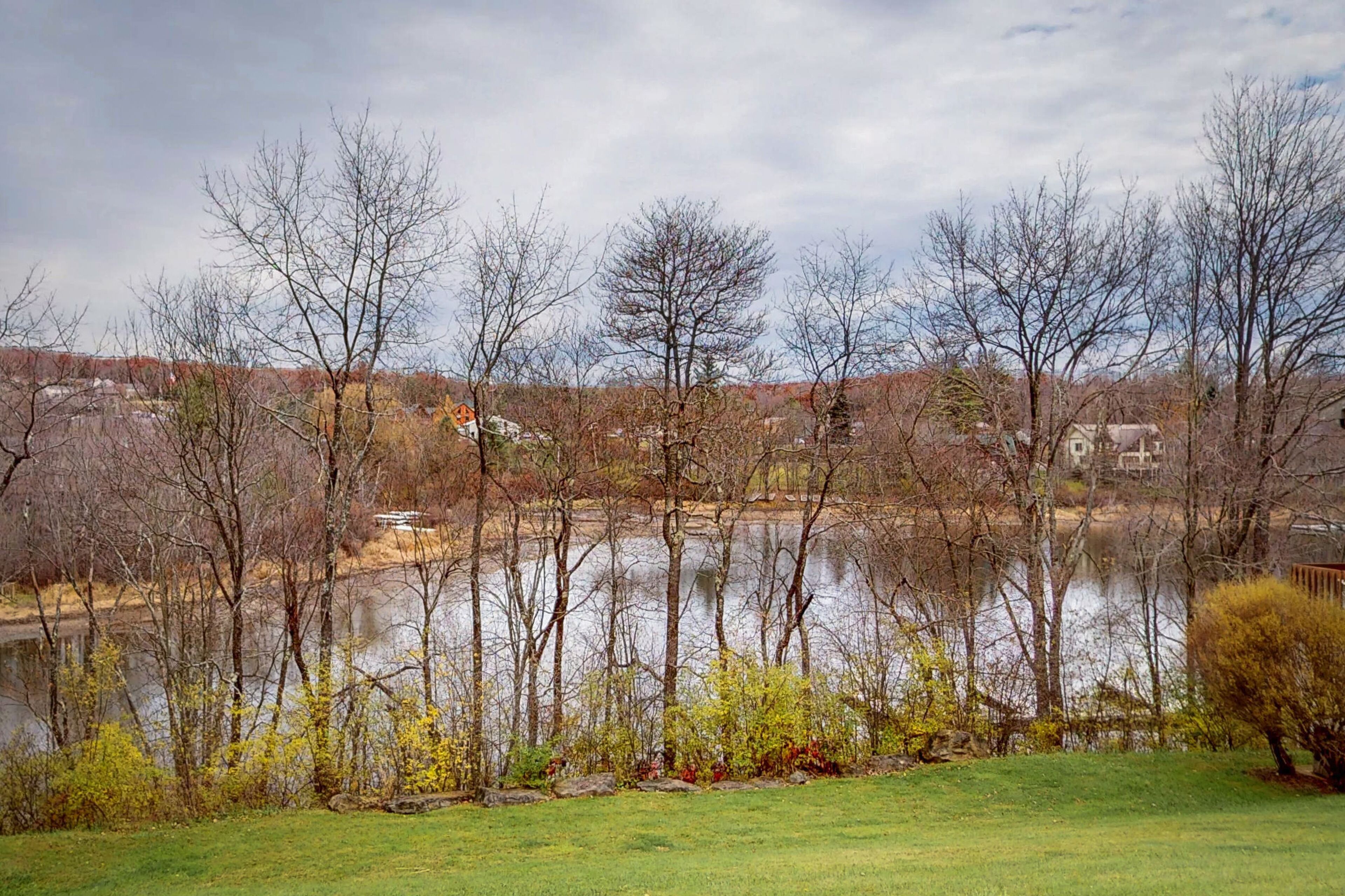 Lovely dog-friendly townhome with private hot tub - steps to slopes