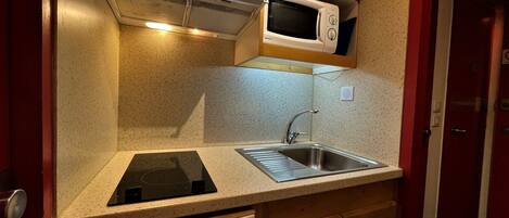 Een koelkast, een microgolfoven, een vaatwasser