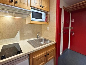 Fridge, microwave, dishwasher, coffee/tea maker - Ski-in studio in Les Menuires, south-facing balcony (Les Menuires)