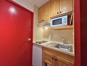 Frigorífico, microondas, lavavajillas y cafetera o tetera