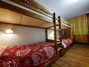 Room - Classic Apartment in Les Menuires for 8, ski-in/ski-out, pets allowed (Les Menuires)