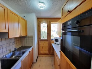 Private kitchen - Classic Apartment in Les Menuires for 8, ski-in/ski-out, pets allowed (Les Menuires)