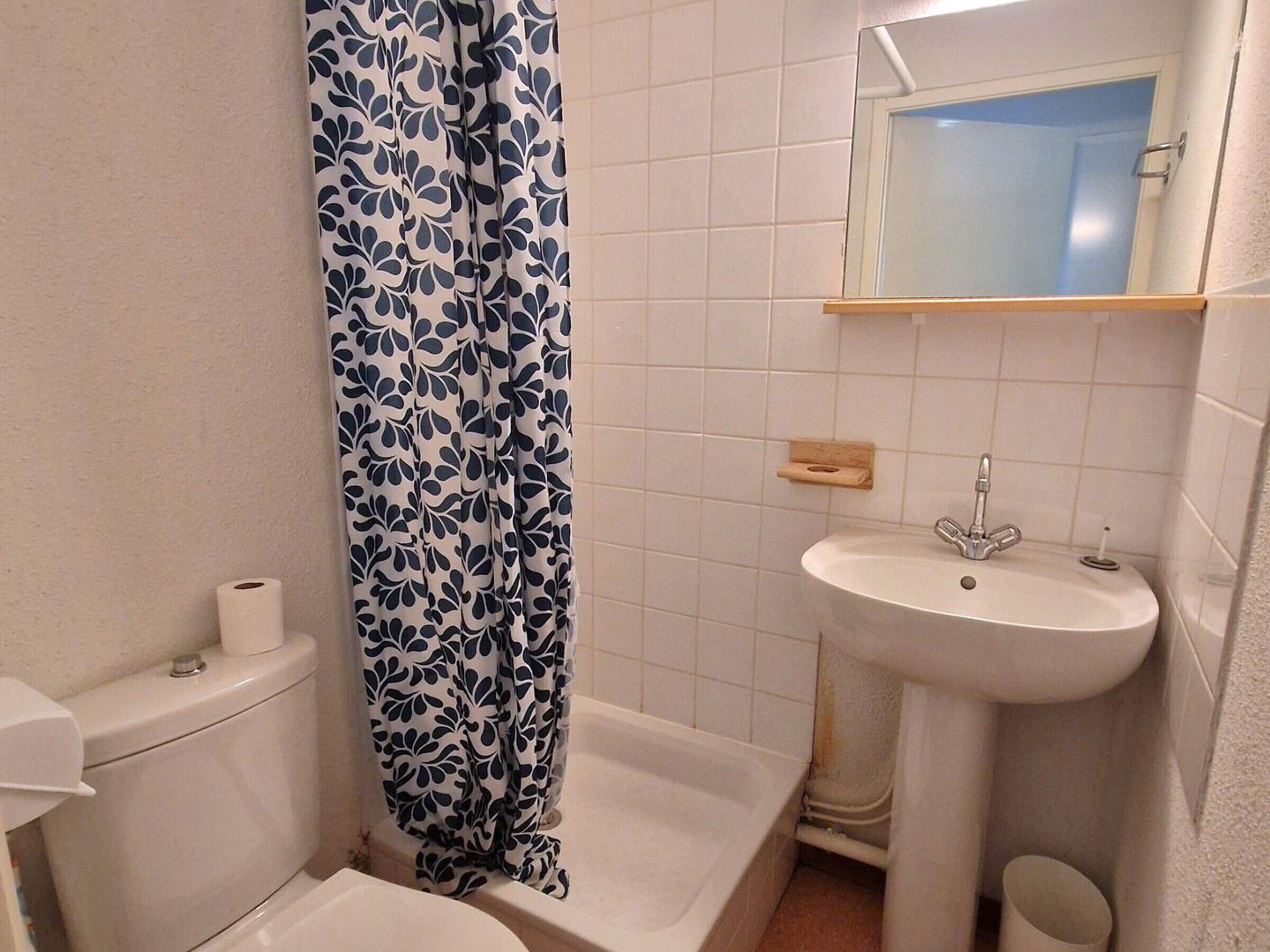 A bathroom with a toilet, a sink, and a bathtub.