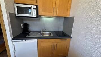 Fridge, coffee/tea maker, toaster