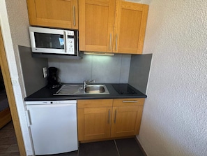 Fridge, coffee/tea maker, toaster