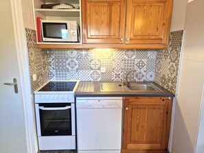 Kjøleskap, mikrobølgeovn, ovn og oppvaskmaskin