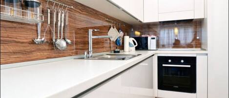 Full-size fridge, microwave, oven, stovetop