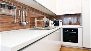 Refrigerador con freezer, microondas, horno, placa de cocina