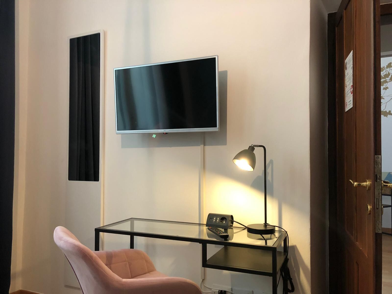 Kamer, 1 twee- of 2 eenpersoonsbedden, gedeelde badkamer | Een bureau, een laptopwerkplek, verduisterende gordijnen, gratis wifi