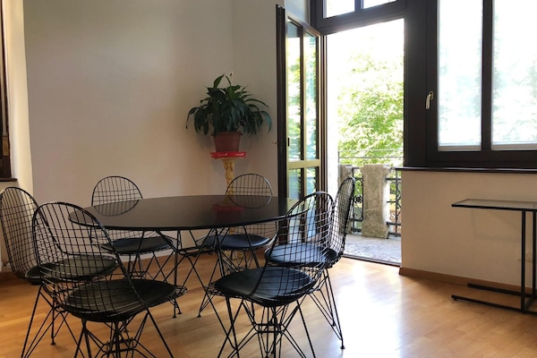 Apartamento Deluxe, balcón, vistas a la ciudad | Zona de estar | Una televisión de pantalla plana