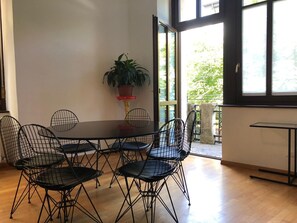 Leilighet – deluxe, balkong, byutsikt | Oppholdsområde | Flatskjerm-TV