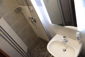 Dusch, gratis toalettartiklar, hårtork och handdukar