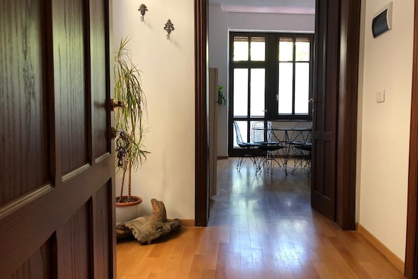 Apartament Deluxe, balcó, vistes a la ciutat | Sala d'estar | Televisor de pantalla plana