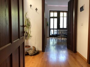 Deluxe-Apartment, Balkon, Stadtblick | Wohnbereich