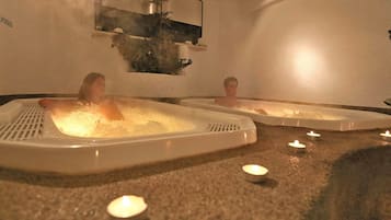 Bañera de hidromasaje cubierta