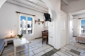 Departamento, vista al jardín (Sleeps 4) | Área de sala de estar | Televisión de pantalla plana