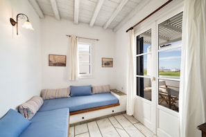 Departamento, vista al jardín (Sleeps 4) | Área de sala de estar | Televisión de pantalla plana