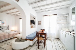 Departamento, vista al mar (Sleeps 2) | Área de sala de estar | Televisión de pantalla plana