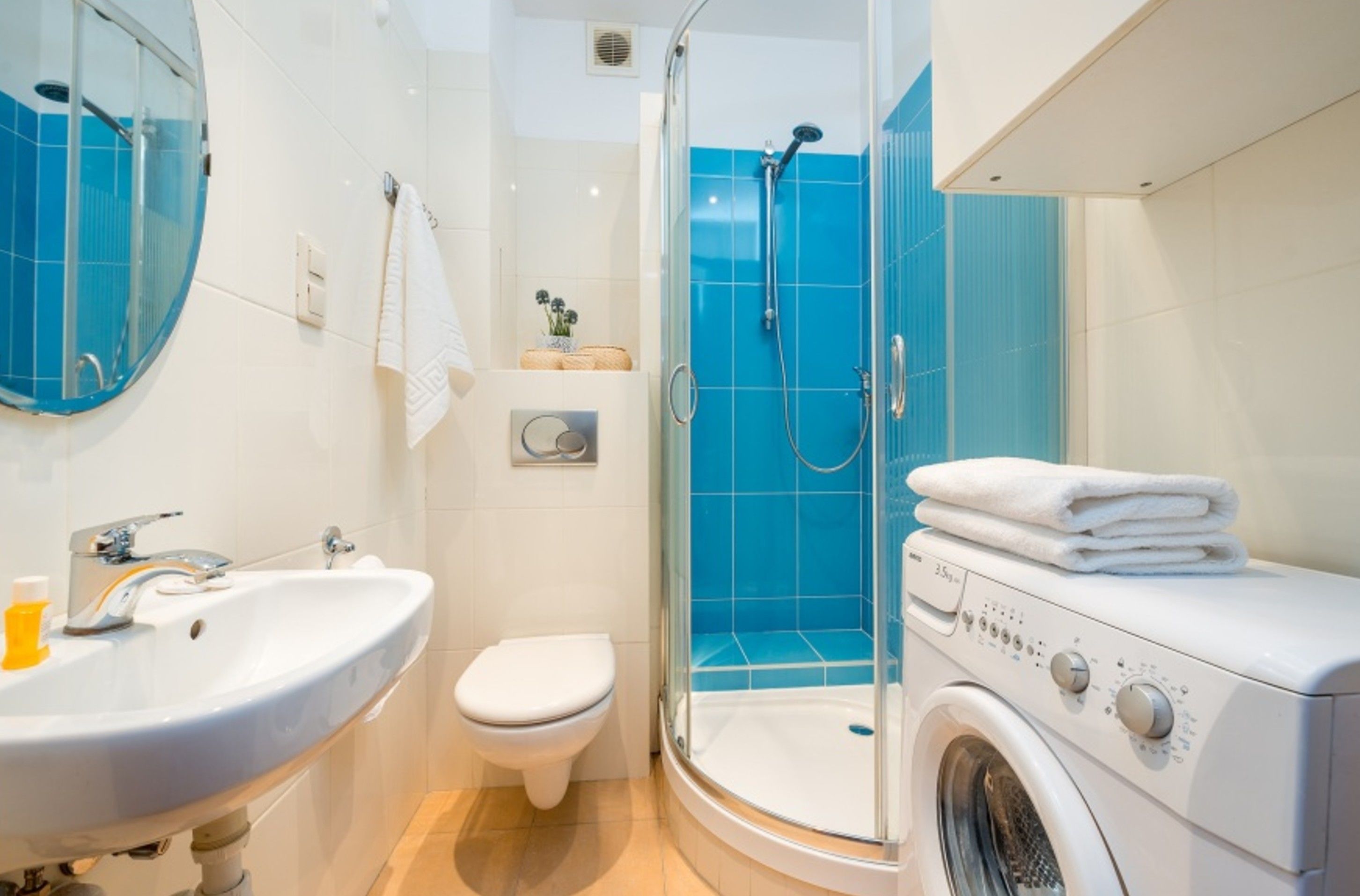 Economy Apartment | Bathroom | Shower, free toiletries, towels