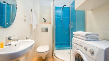 Economy Apartment | Bathroom | Shower, free toiletries, towels