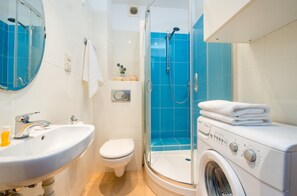 Apartamento económico | Baño | Ducha, artículos de higiene personal gratuitos y toallas