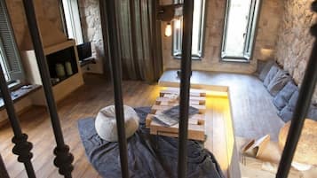 Deluxe Suite (Master Country Living) | Living area | Flat-screen TV