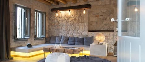 Deluxe Suite (Master Country Living) | Living area