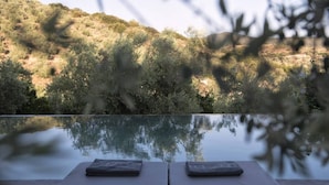 Outdoor pool, pool umbrellas, sun loungers - Opora Country Living (Nafplio)
