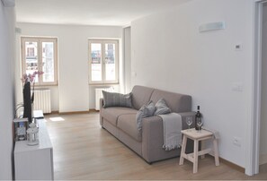 Appartement, 2 slaapkamers | Woonruimte | Een flatscreentelevisie