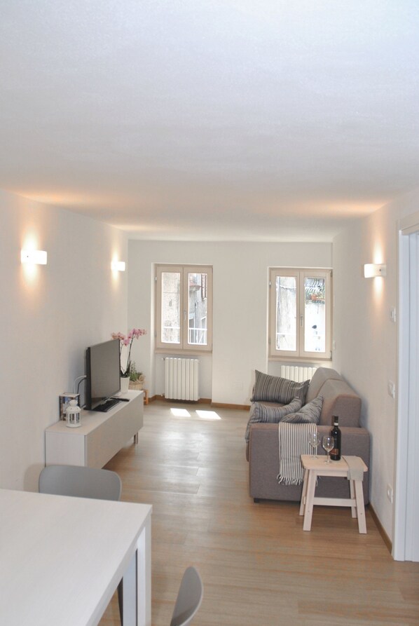 Appartement, 2 chambres | Aire de séjour | Téléviseur à écran plat