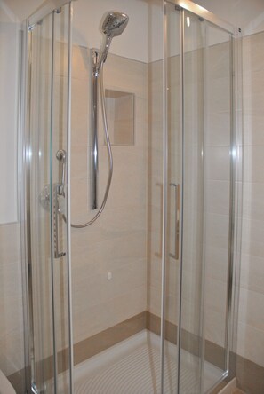 Appartement, 2 slaapkamers | Badkamer met douche
