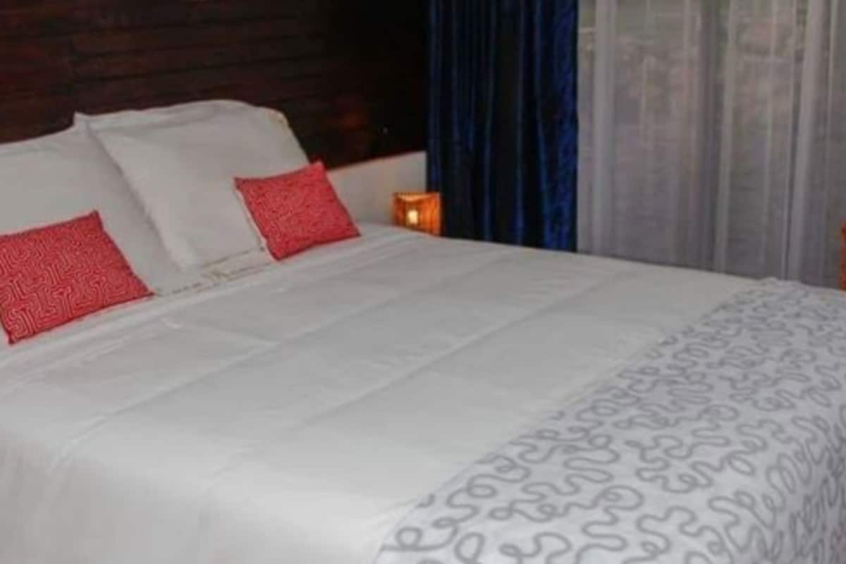 Quarto casal superior, várias camas, para não fumantes | Wi-Fi de cortesia, roupa de cama
