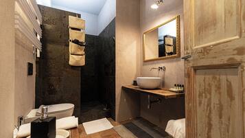 Quarto clássico | Banheiro | Produtos de toalete grátis, secador de cabelo, bidê, toalhas de banho