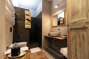 Classic Room | Bathroom