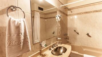 Combined shower/bathtub, deep-soaking bathtub, rainfall showerhead