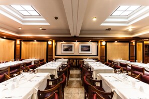 Déjeuner et dîner servis sur place, spécialités Cuisine locale