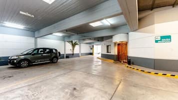Parking sans voiturier (5.5 USD par jour)